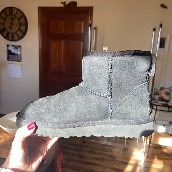 Black mini Uggs - Picture 9 of 10